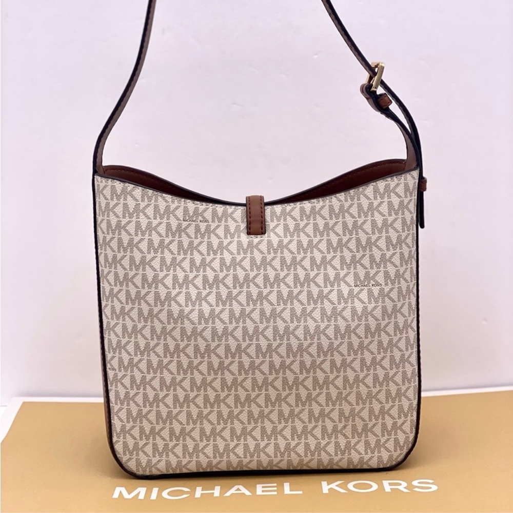 Michael Kors Lyra Small Bucket Shoulder Bag MK Vanilla - Picture 4 of 13